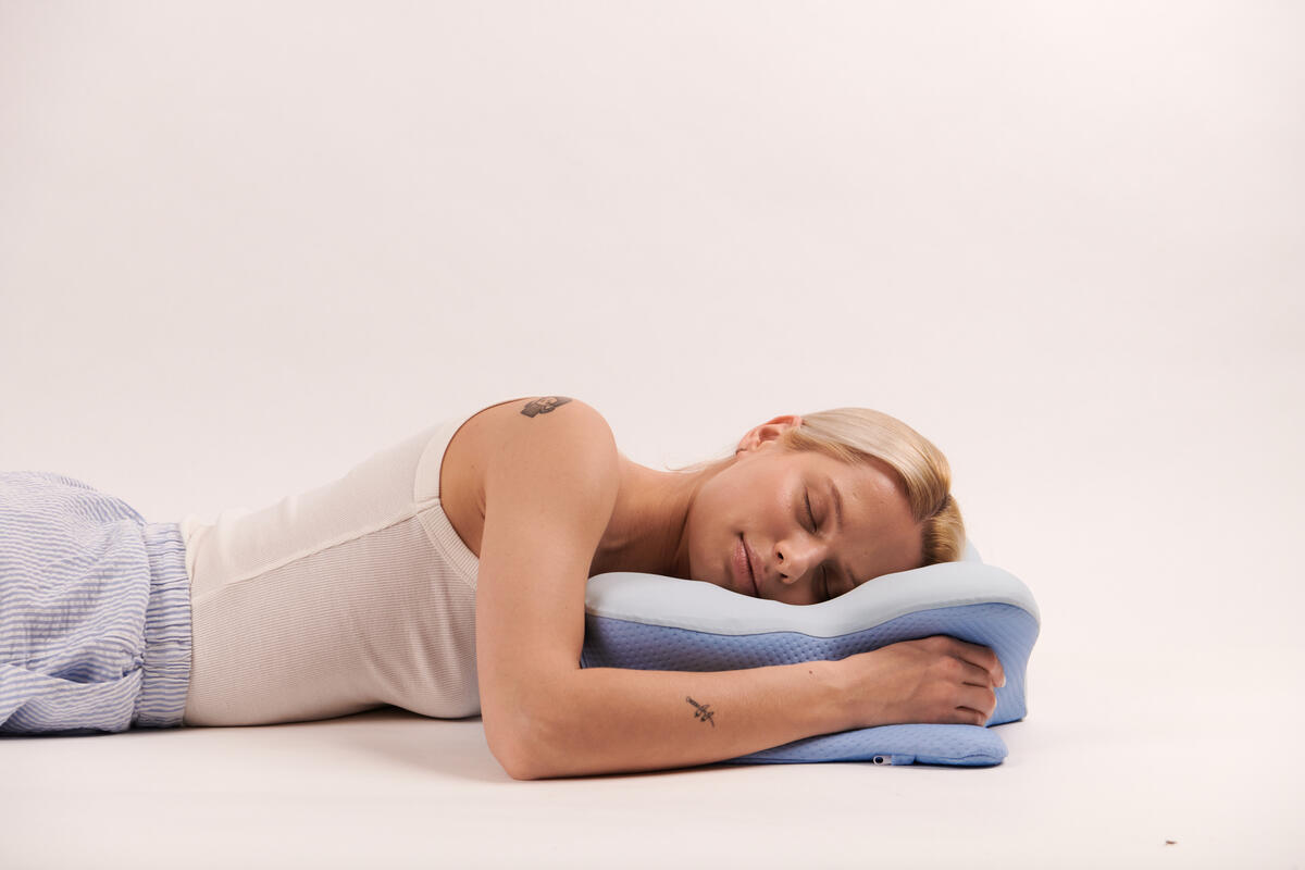 Derila Ergo pillow product photo showing butterfly shape and raised ridge